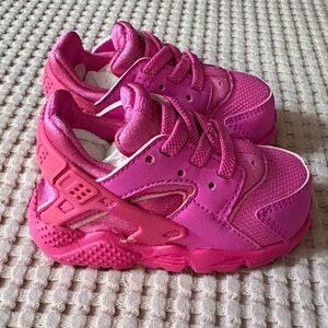 Infant Nike Huaraches Bright Pink Size  4C Like New!